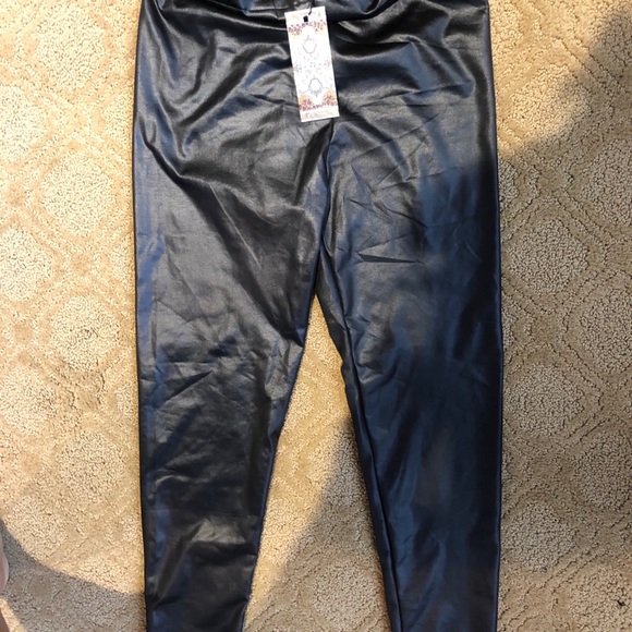 🚫SOLD🚫 NWT Boohoo High Waist Wet Look Legging - Picture 3 of 5